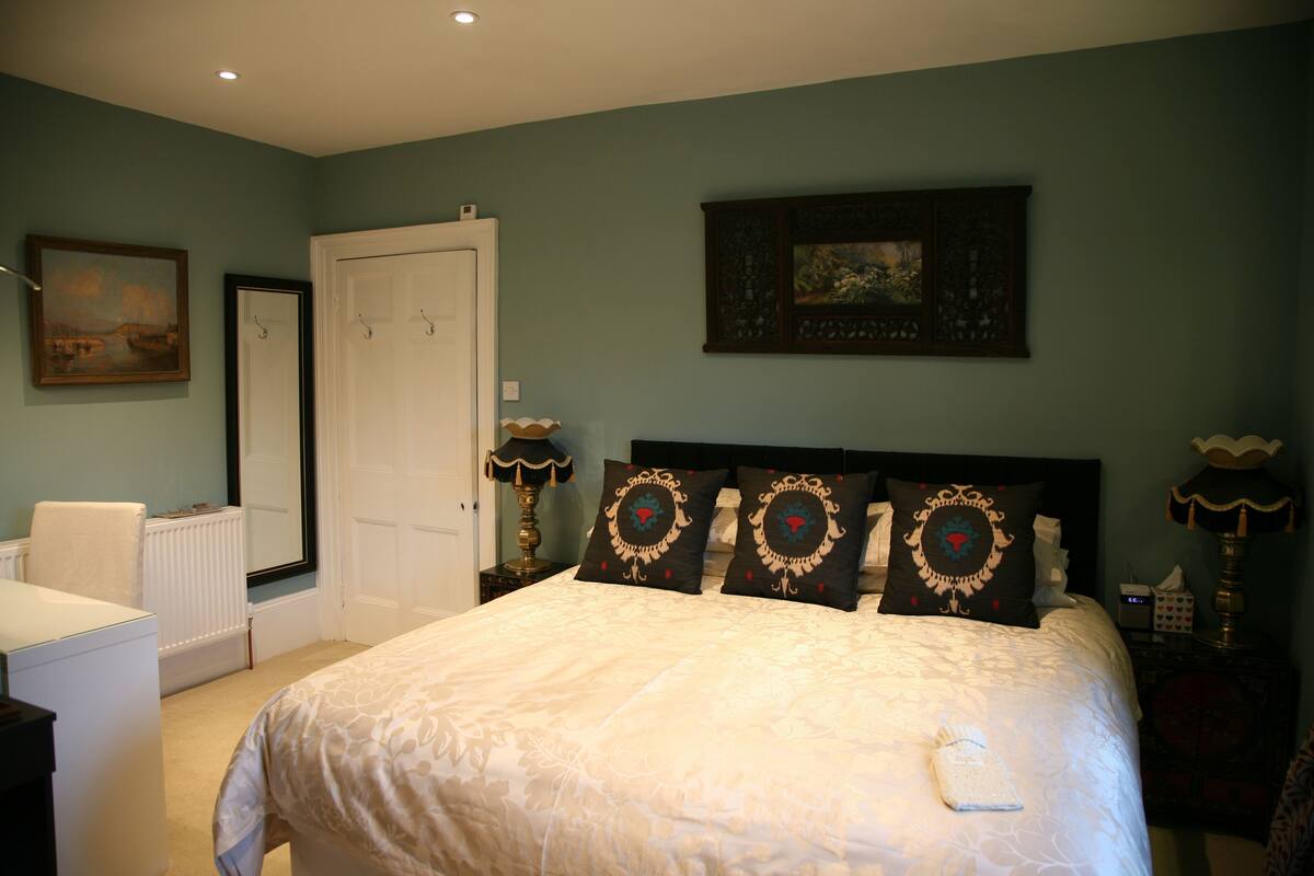 Classic Double or Twin Room | Minibar, free WiFi, bed sheets