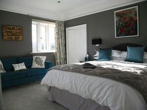 Superior Double Room | Bathroom | Shower, towels
