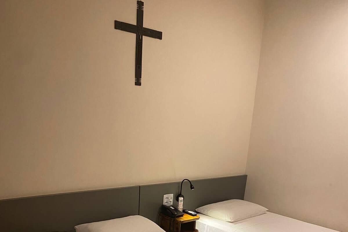 Minibar, escritorio, cortinas blackout y wifi gratis