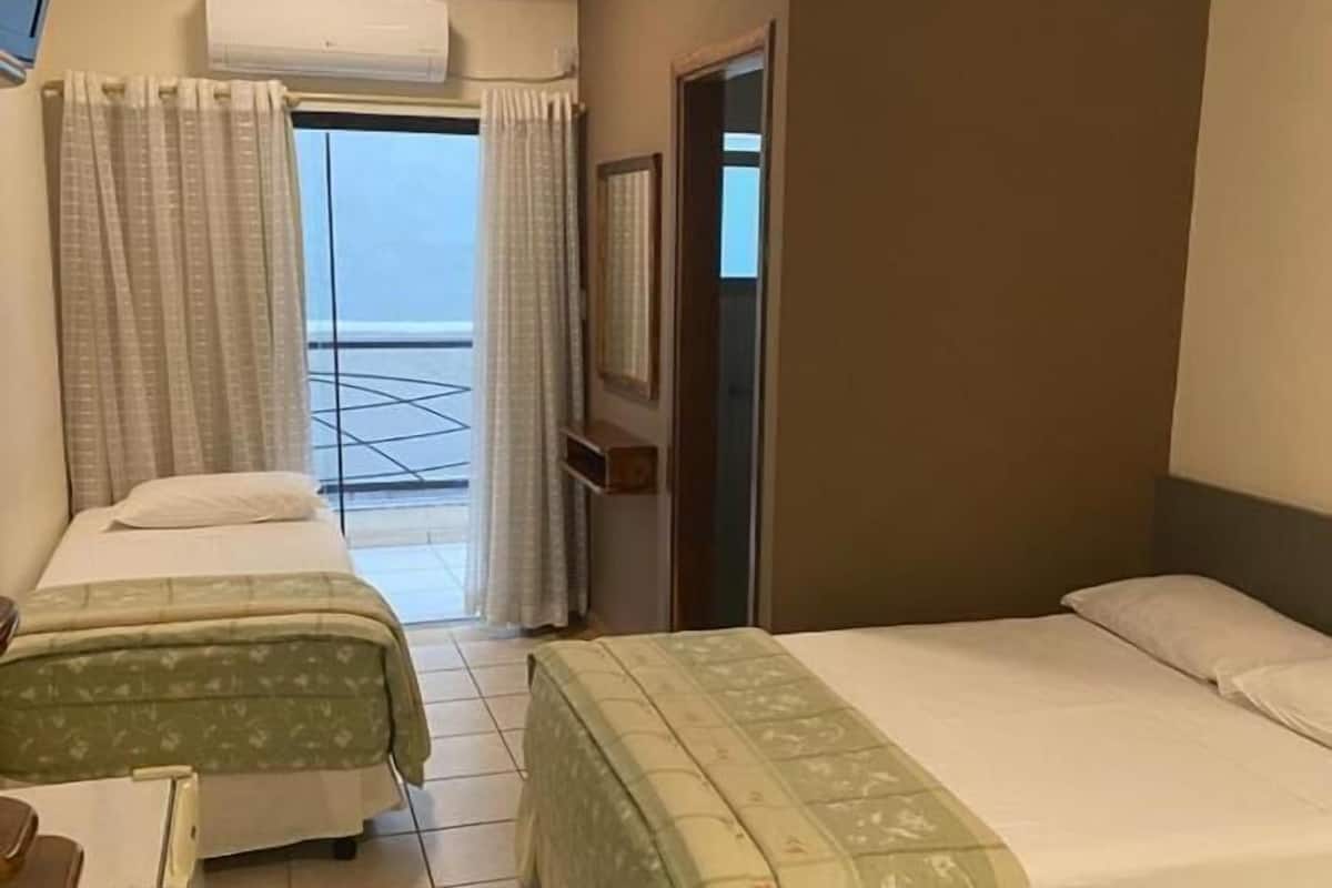 Minibar, escritorio, cortinas blackout y wifi gratis