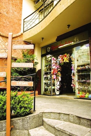 A hotel entrance with a signpost indicating 'MARGE HOTEL' and 'RESTAURANTE'. - Marge Hotel (Aparecida)