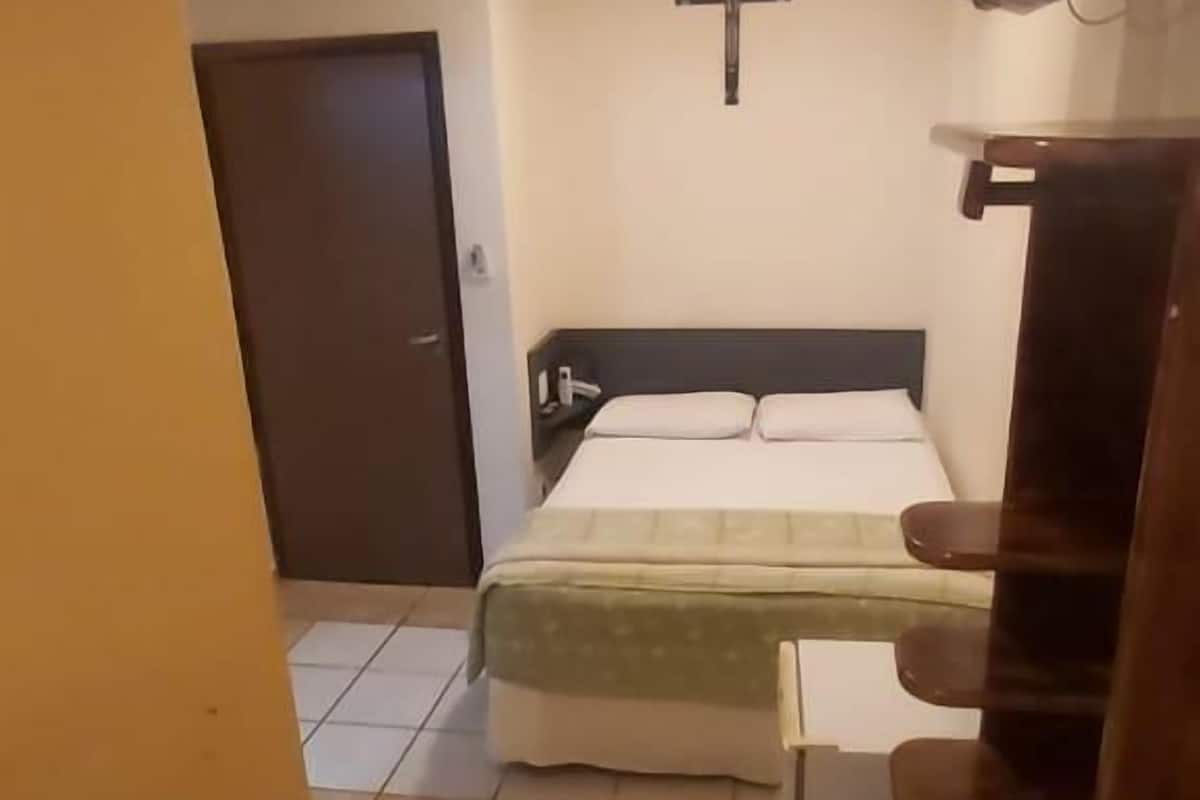 Minibar, escritorio, cortinas blackout y wifi gratis
