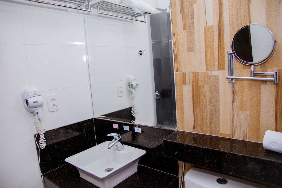 shower, free toiletries, towels