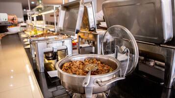 Un'area buffet con diverse postazioni e una vasta scelta di piatti.