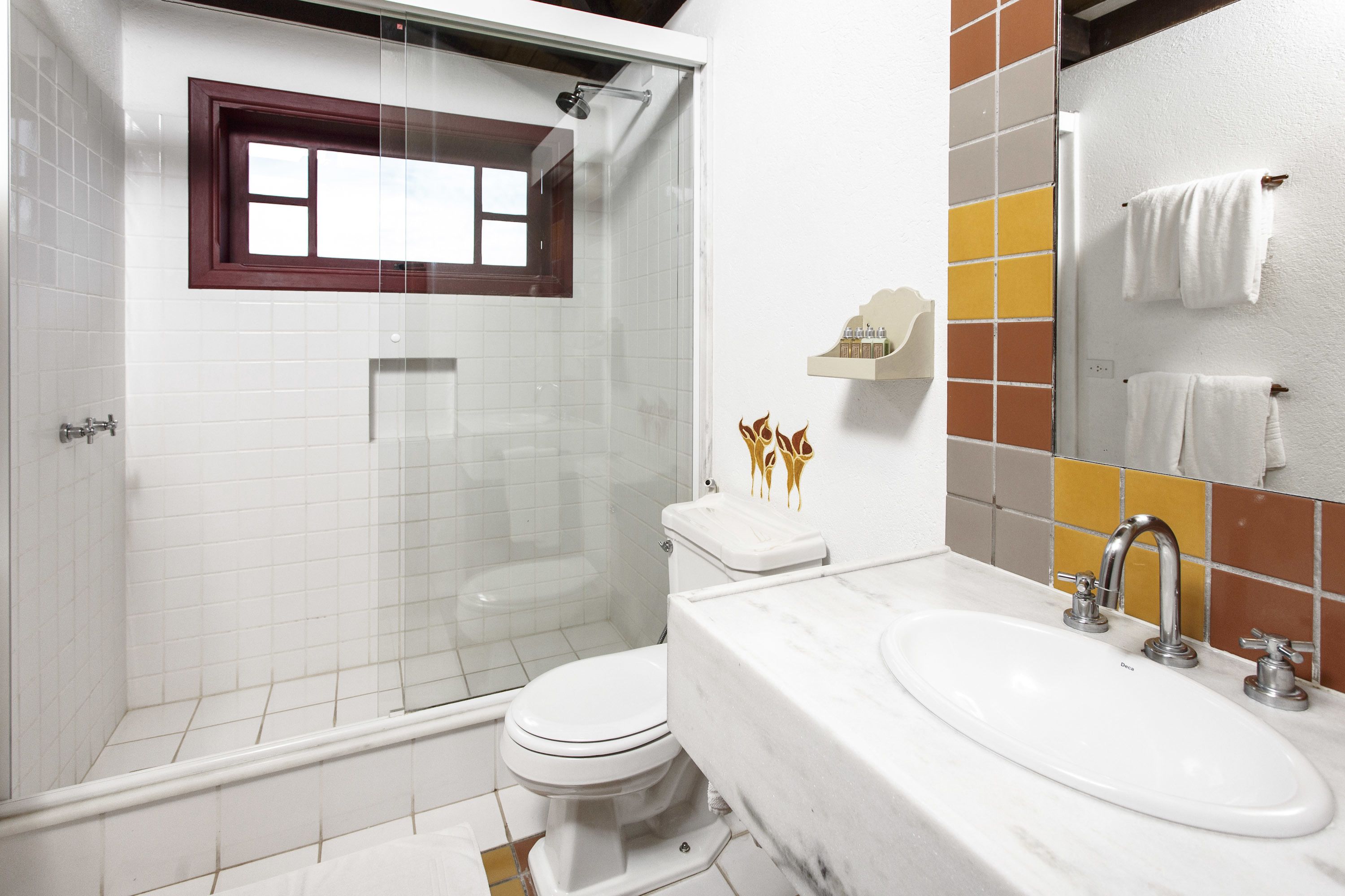 apartamento vila | bathroom | shower, free toiletries, hair dryer, towels