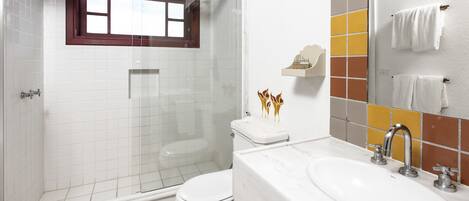 Un baño con ducha, inodoro y lavamanos.