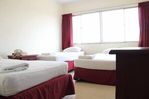 In-room safe, desk - Hotel Doral (Panama City)