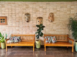 Fachada da propriedade à noite