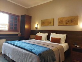 Frigobar, escrivaninha, Wi-Fi de cortesia, roupa de cama