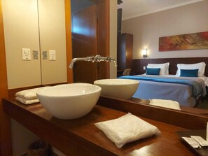 Minibar, desk, free WiFi, bed sheets - Pousada Santa Rita (Ribeirão Preto)