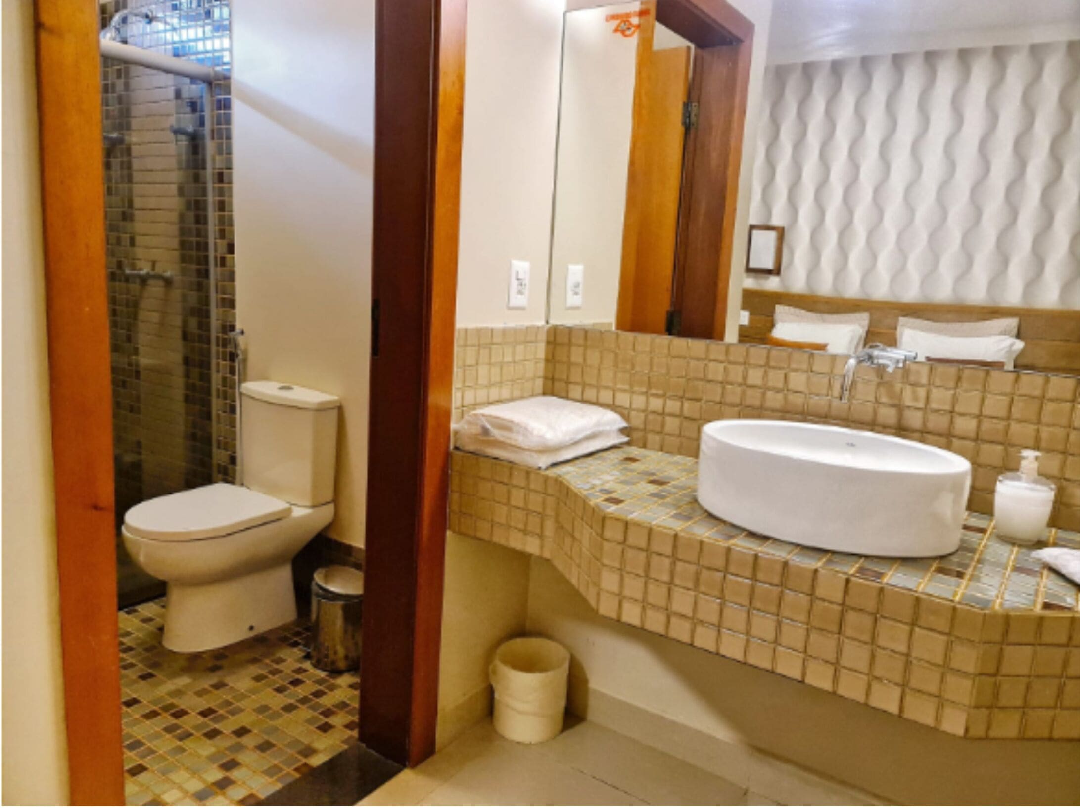 luxury room | bathroom | shower, free toiletries, towels