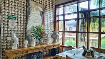 Bao gồm bữa sáng buffet hàng ngày