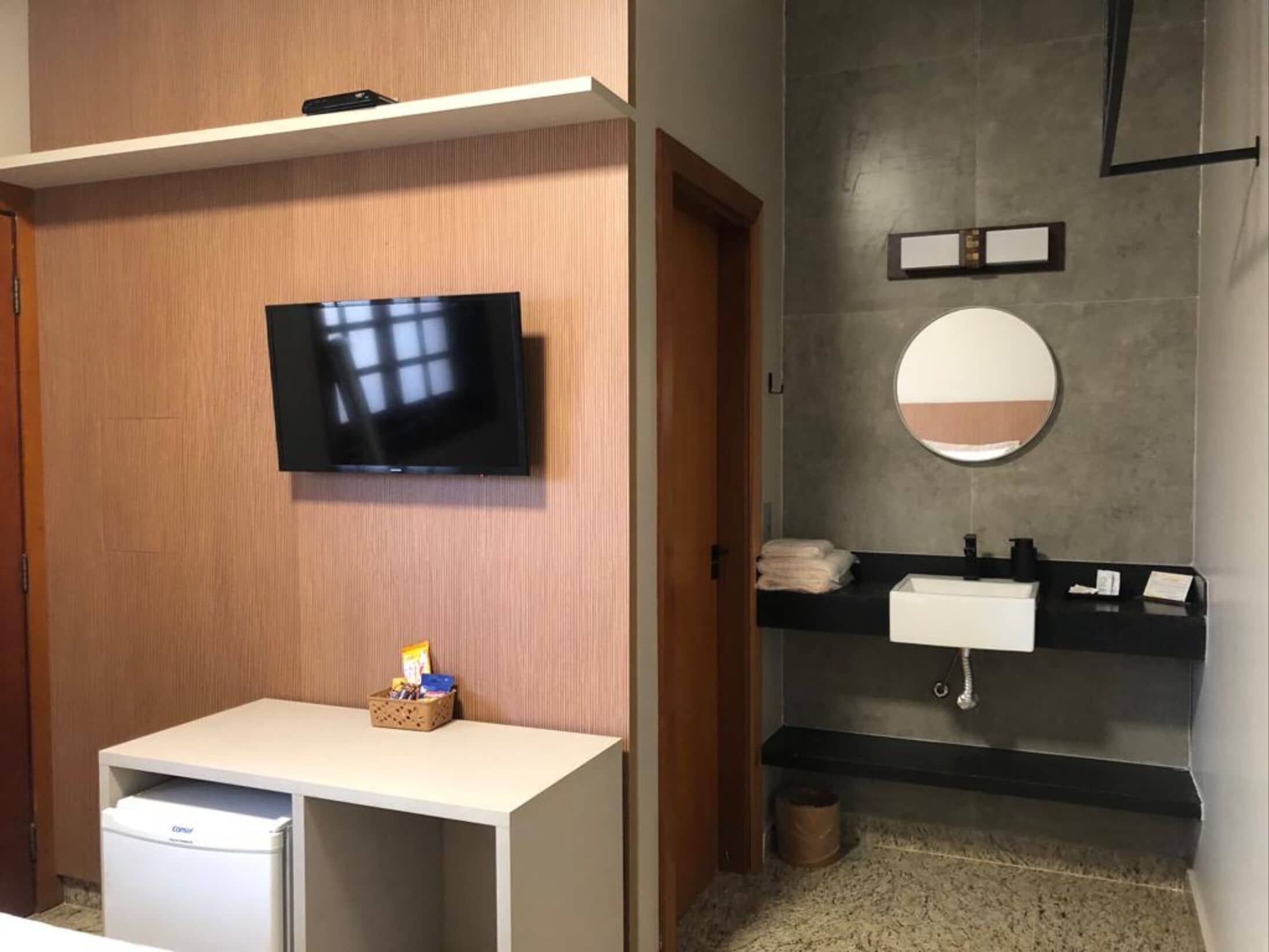 deluxe room | 1 bedroom, minibar, desk, free wifi