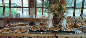 Free daily buffet breakfast  - Pousada Santa Rita (Ribeirão Preto)