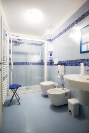 Twin Room | Bathroom | Shower, free toiletries, hair dryer, bathrobes - La Diletta Camere di Charme (Verona)