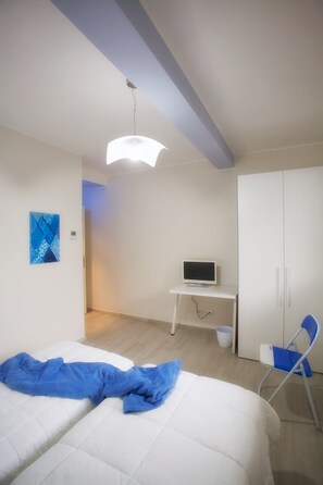 Twin Room | In-room safe, individually decorated, desk, rollaway beds - La Diletta Camere di Charme (Verona)