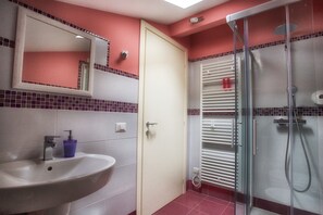 Habitació amb dos llits individuals (with extra bed) | Bany | Dutxa, articles de tocador gratuïts, assecador de cabells i barnussos 