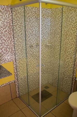 Shower, towels - Pousada Recanto do Sussego (Olímpia)
