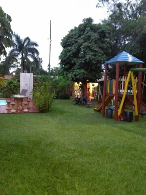 Área de juegos infantiles al aire libre