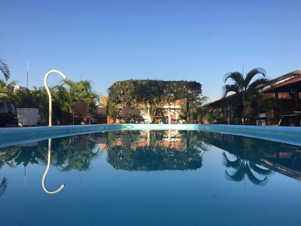 Udendørs pool, parasoller, liggestole