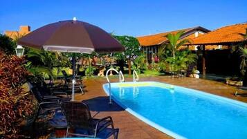 Piscina externa, guarda-sóis, espreguiçadeiras