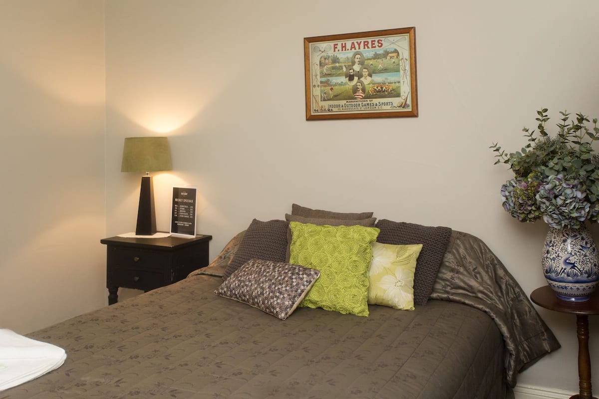 Standaard kamer, 1 queensize bed, gedeelde badkamer | Gratis wifi, beddengoed