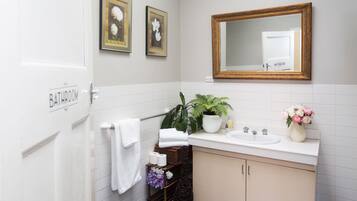 Shower, free toiletries, towels