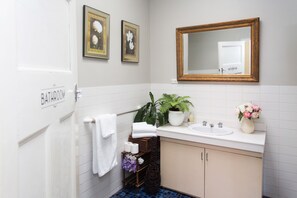 Duş, ücretsiz banyo/kozmetik ürünleri, havlu 