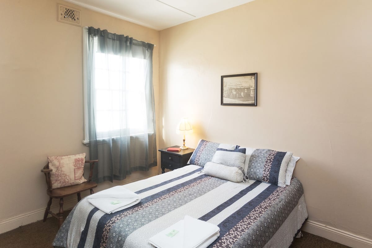 Economy kamer, 1 tweepersoonsbed, gedeelde badkamer | Gratis wifi, beddengoed