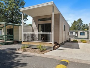 Deluxe Studio - Not Pet Friendly | Terrace/patio - Wodonga Holiday Park (West Wodonga)