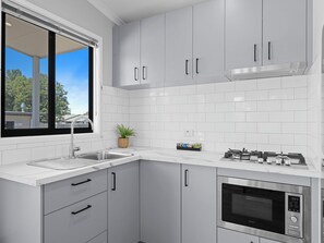 Deluxe 2 Bedroom Villa - Not Pet Friendly | Private kitchen - Wodonga Holiday Park (West Wodonga)