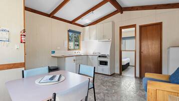 Economy 1 Bedroom Cabin - Not Pet Friendly | Ilmaiset vauvansängyt, ilmainen Wi-Fi, vuodevaatteet