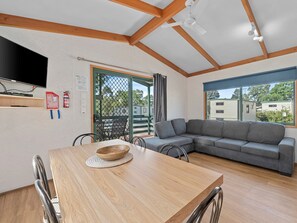 Superior 2 Bedroom Villa - Not Pet Friendly | In-room dining - Wodonga Holiday Park (West Wodonga)