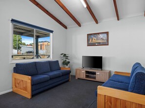 Standard 2 Bedroom Villa - Not Pet Friendly | Zona de estar | Una televisión, un reproductor de DVD