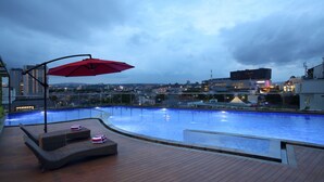 Outdoor pool - Grandhika Hotel Semarang (Semarang)