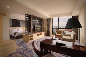 Grandhika Junior Suite | Minibar, in-room safe, desk, blackout curtains - Grandhika Hotel Semarang (Semarang)