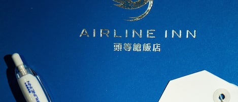Una etiqueta de equipaje de Airline Inn con un bolígrafo a su lado.