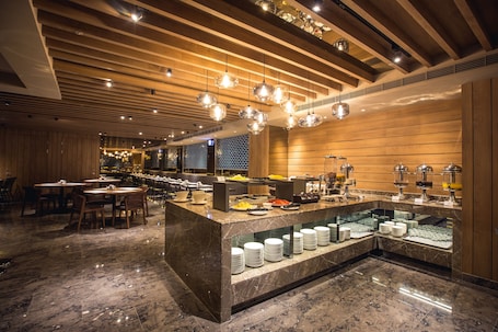 Restaurant. Airline Inn - Kaohsiung Station