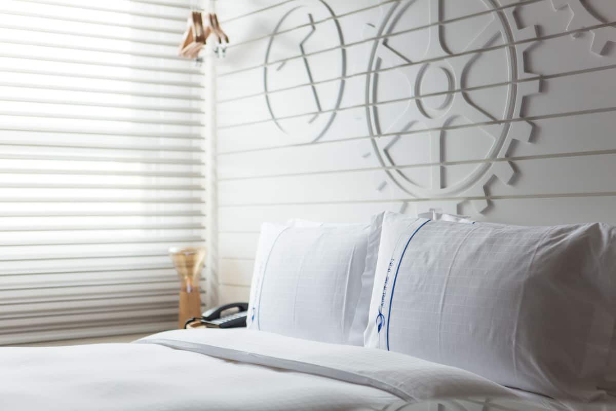 Habitación Elite doble | Ropa de cama de alta calidad, edredones de plumas, caja fuerte