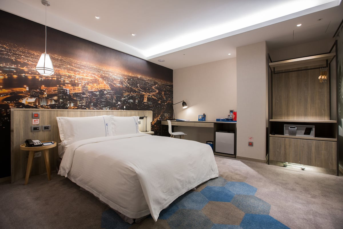 ห้องดับเบิล, พร้อมสิ่งอำนวยความสะดวกสำหรับผู้พิการ, ไม่มีหน้าต่าง | เครื่องนอนระดับพรีเมียม, ผ้านวมขนเป็ด, ตู้นิรภัยในห้องพัก, โต๊ะทำงาน
