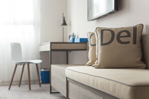 高級寢具、羽絨被、房內夾萬、書桌