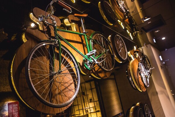 A bicycle mounted on a wooden wall with other bicycles. - Airline Inn - Kaohsiung Station (Kaohsiung)