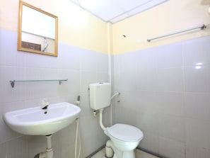 Quarto duplo luxo | Banheiro | Chuveiro, bidê, toalhas de banho 