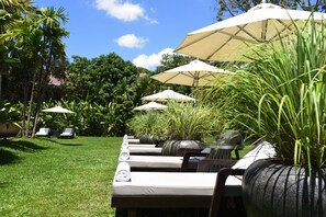 2 室外游泳池，池畔遮阳伞