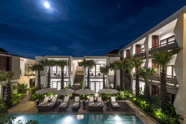 2 kolam renang outdoor, dengan payung kolam renang