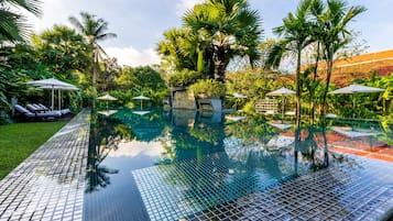 2 outdoor pools, pool umbrellas