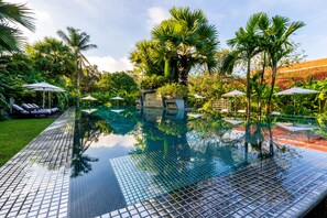 2 outdoor pools, pool umbrellas - Jaya House River Park Hotel (Siem Reap)