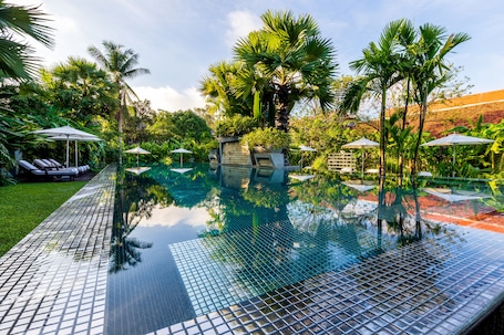 2 piscinas al aire libre, sombrillas