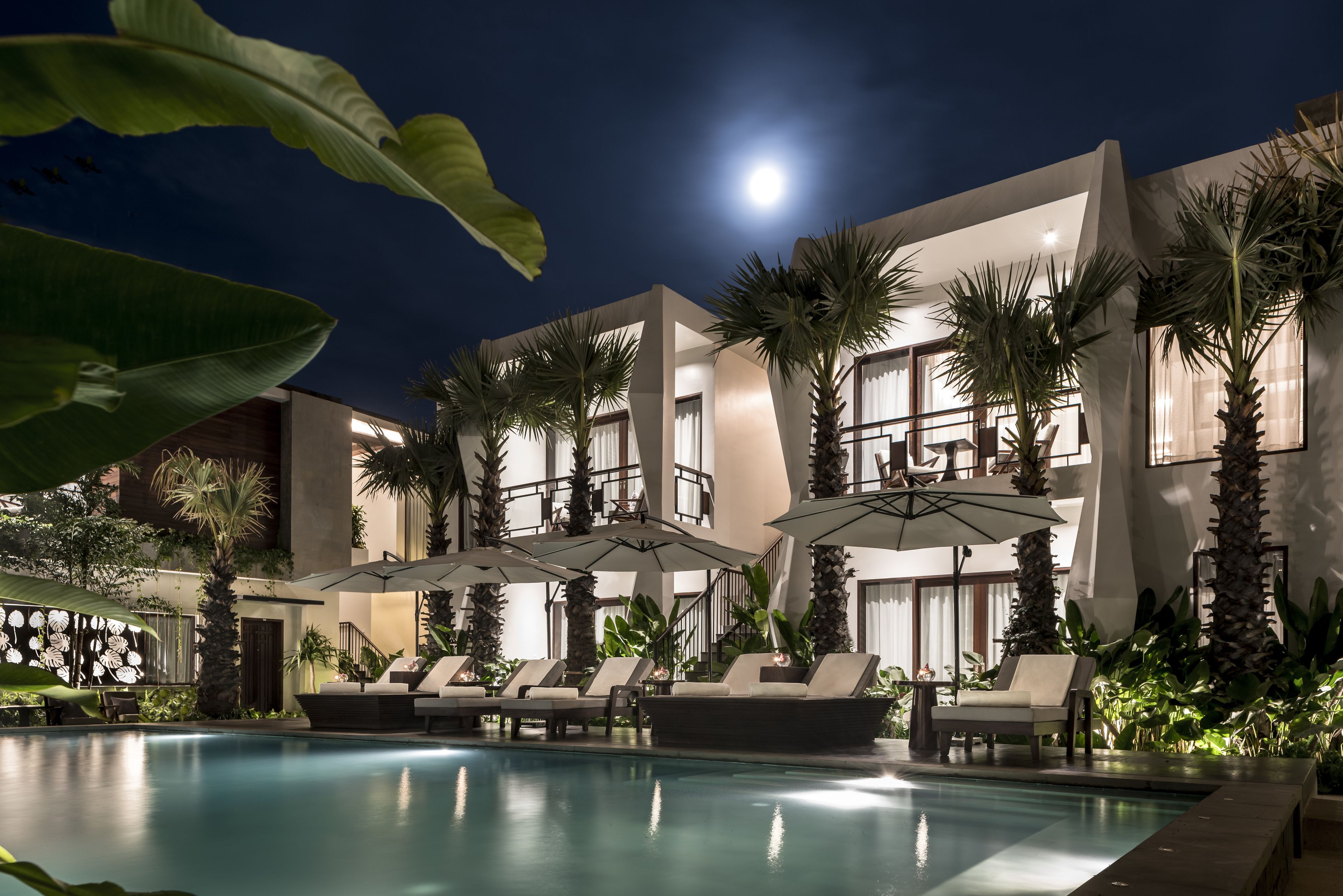 2 outdoor pools, pool umbrellas