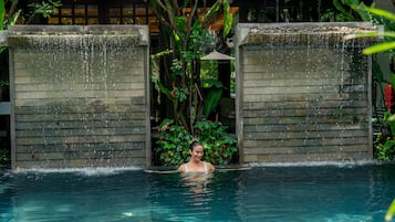 2 outdoor pools, pool umbrellas